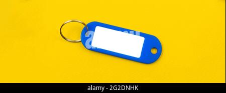 Maquette de badge simple employé sur bureau jaune, photo de l'espace de copie Banque D'Images