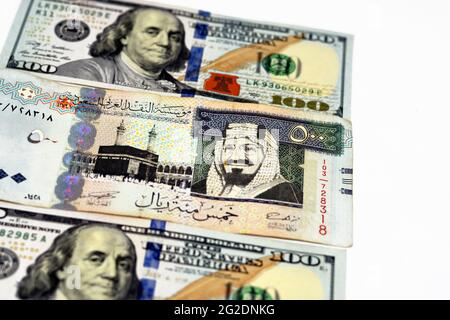 La facture de cent dollars américains et l'Arabie Saoudite riyals des billets en monnaie de cinq cent 500 Riyals saoudiens, l'argent saoudien et les dollars américains Banque D'Images