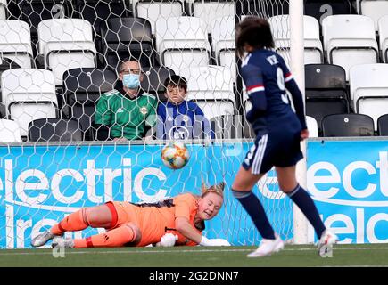 Caroline Weir (à droite), en Écosse, marque le premier but du match de son côté à partir de la zone de pénalité lors du match international amical au stade Seaview, à Belfast. Date de la photo: Jeudi 10 juin 2021. Banque D'Images