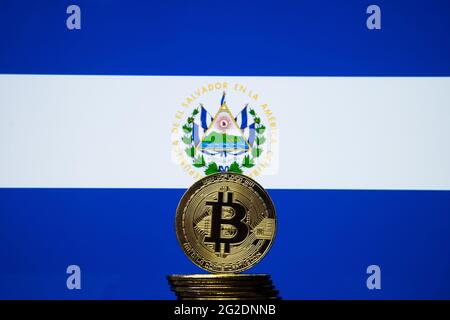 Pièce de représentation Bitcoin placée devant le drapeau national du Salvador flou. Le Salvador est le premier pays à adopter le bitcoin comme monnaie légale. Co Banque D'Images