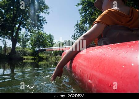 Un kayak familial dans le Parc naturel régional du Marais Poitevin sur des kayaks gonflables lors de vacances d'été en France Banque D'Images