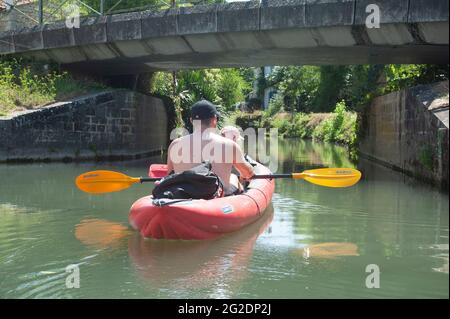 Un kayak familial dans le Parc naturel régional du Marais Poitevin sur des kayaks gonflables lors de vacances d'été en France Banque D'Images