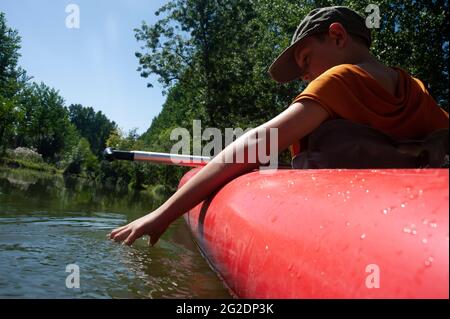 Un kayak familial dans le Parc naturel régional du Marais Poitevin sur des kayaks gonflables lors de vacances d'été en France Banque D'Images