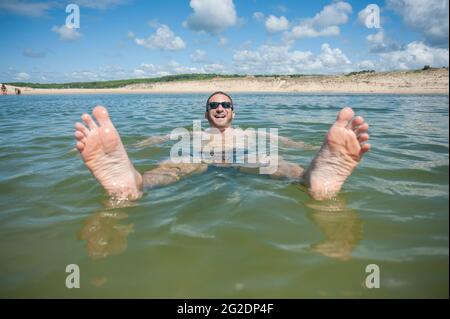Une personne nageant dans l'eau en vacances en France. Banque D'Images