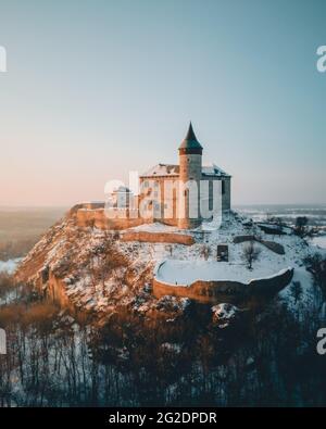 Château de la montagne de Kunetice, Château d'État de Kuneticka hora, Raby, république tchèque. Photographie aérienne d'hiver Banque D'Images