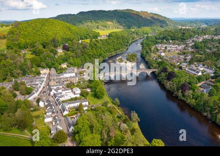 Vue aérienne du drone du village de Dunkeld à côté de la rivière Tay et du pont en pierre Thomas Telford à Perthshire, en Écosse, au Royaume-Uni Banque D'Images