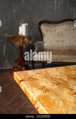 Le bord de la table élégante en bois en noyer massif avec de la résine époxy dans un intérieur élégant Banque D'Images