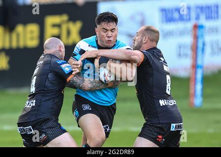 Castleford, Royaume-Uni. 10 juin 2021. Andre Savelio (11) du FC Hull est attaqué par Nathan Massey (14) de Castleford Tigers et Liam Watts (8) de Castleford Tigers à Castleford, au Royaume-Uni, le 6/10/2021. (Photo de Mark Cosgrove/News Images/Sipa USA) crédit: SIPA USA/Alay Live News Banque D'Images
