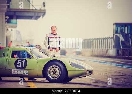 Pilote de course Alex Birkenstock à Nürburgring avec Porsche 904 Carrera Banque D'Images