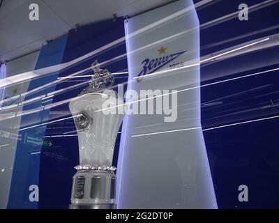 La station de métro Zenit pour l'équipe du FC Zenit de Saint-Pétersbourg a été ouverte. Il représente les trophées historiques du FC Zenit réalisés à partir de l'impression 3D sur les plates-formes ferroviaires, à Saint-Pétersbourg, en Russie Banque D'Images