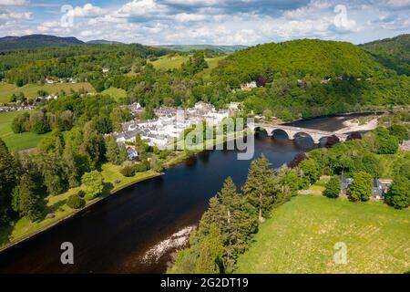 Vue aérienne du drone du village de Dunkeld à côté de la rivière Tay et du pont en pierre Thomas Telford à Perthshire, en Écosse, au Royaume-Uni Banque D'Images