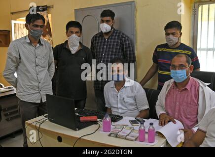 Beawar, Inde. 10 juin 2021. L'équipe de Jodhpur du Bureau anti-corruption a arrêté deux travailleurs du BJP, Bharat Mangal, et Sunil Lakhara, a accepté un pot-de-vin de 2.5 roupies lakhes pour le conseiller Kuldeep Bohra du confiseur Sitaram Sahu pour avoir soutenu des travaux de construction non autorisés à Beawar. Un conseiller accusé s'est enfui de la place. (Photo de Sumit Saraswat/Pacific Press) crédit: Pacific Press Media production Corp./Alay Live News Banque D'Images