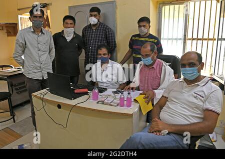 Beawar, Inde. 10 juin 2021. L'équipe de Jodhpur du Bureau anti-corruption a arrêté deux travailleurs du BJP, Bharat Mangal, et Sunil Lakhara, a accepté un pot-de-vin de 2.5 roupies lakhes pour le conseiller Kuldeep Bohra du confiseur Sitaram Sahu pour avoir soutenu des travaux de construction non autorisés à Beawar. Un conseiller accusé s'est enfui de la place. (Photo de Sumit Saraswat/Pacific Press) crédit: Pacific Press Media production Corp./Alay Live News Banque D'Images