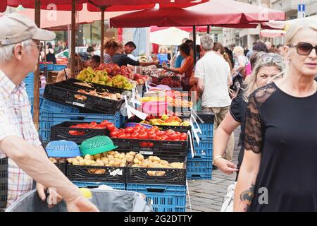 Brno, Tchéquie - 22 juin 2019: Des inconnus magasinent des fruits et des légumes sur la traditionnelle place 'Zelny trh' (qui signifie marché du chou), des pommes de terre, Banque D'Images