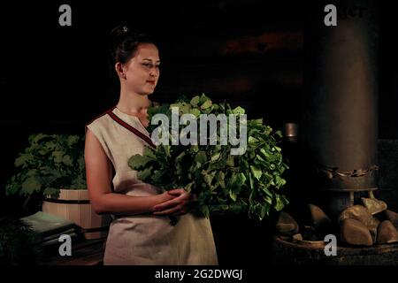 femme avec des bains dans une banya de sauna à vapeur traditionnelle Banque D'Images