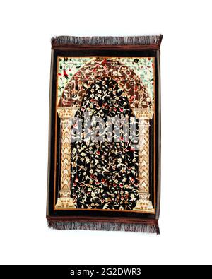 Tapis de prière islamique soyeux doux isolé sur fond blanc, conception de couleurs claires et sombres, fil de tissu Banque D'Images