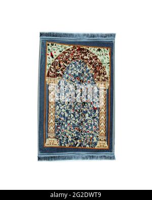 Tapis de prière islamique soyeux doux isolé sur fond blanc, conception de couleurs claires et sombres, fil de tissu Banque D'Images