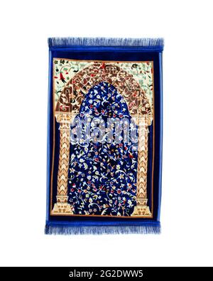 Tapis de prière islamique soyeux doux isolé sur fond blanc, conception de couleurs claires et sombres, fil de tissu Banque D'Images