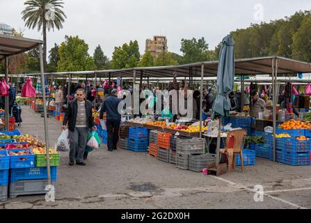 Personnes achetant des produits alimentaires sur un marché de fruits et légumes à Nicosie, Chypre Banque D'Images