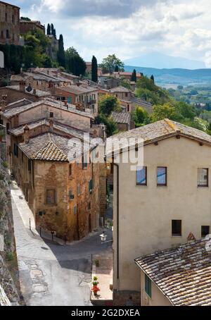 Maisons et rue vide à Montepulciano ville médiévale colline. Toscane Italie, Europe Banque D'Images