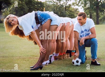 L'ancien footballeur a fait de l'acteur Vinnie Jones une photo promotionnelle pour Best Trading à Leeds Banque D'Images