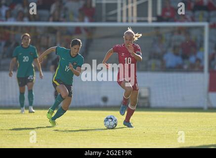 Stade Horsens, Horsens, Danemark. 10 juin 2021. Pernille Harder au Danemark et Kyra Cooney-Cross en Australie pendant le Danemark contre l'Australie au Horsens Stadium, Horsens, Danemark. Kim Price/CSM/Alamy Live News Banque D'Images