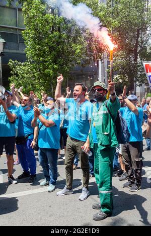 Travailleurs de l'industrie pendant la grève générale à Athènes, Grèce contre le projet de loi travailliste du gouvernement conservateur qui abolit les droits du travail Banque D'Images