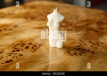 Le bord de la table élégante en bois en noyer massif avec de la résine époxy dans un intérieur élégant Banque D'Images