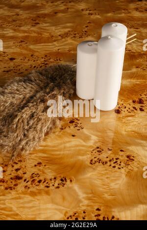 Le bord de la table élégante en bois en noyer massif avec de la résine époxy dans un intérieur élégant Banque D'Images