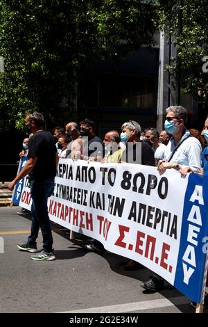 Les fonctionnaires protestent lors de la grève générale d'Athènes contre le projet de loi travailliste du gouvernement conservateur qui abolit les droits du travail. Banque D'Images