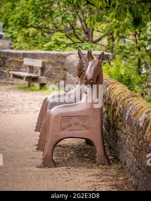 Vue latérale du banc à cheval du canal par Lucy Casson sur la voie de remorquage à l'écluse de Black Pit sur le canal Rochdale. Pont Hebden. Banque D'Images