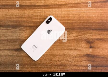 Biélorussie, région de Minsk - 17 mars 2020 : l'iPhone se trouve sur un fond de table en bois. Banque D'Images