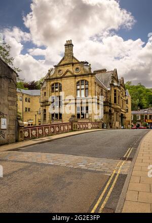 Les bureaux du conseil municipal de Hebden Royd et le pont St Georges, le pont Hebden, West Yorkshire, Royaume-Uni Banque D'Images