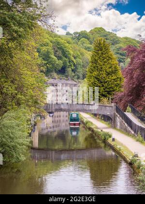 Passerelle traversant le canal Rochdale, pont Hebden, West Yorkshire, Royaume-Uni Banque D'Images