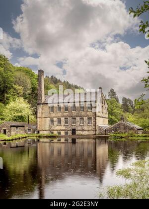 Gibson Mill, ancien moulin à coton de Hardcastle Crags, vallée boisée de Pennine dans le West Yorkshire, Angleterre. Maintenant une attraction hors-réseau pour les visiteurs. Banque D'Images