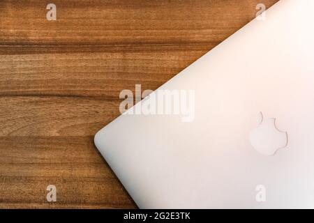 Biélorussie, région de Minsk - 17 mars 2020 : ordinateur portable Apple sur fond de texture de table en bois. Banque D'Images