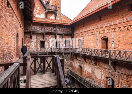 Trakai, Lituanie - 16 février 2020 : cour du château de l'île de Trakai reconstruite construite en pierre et en briques. Le château de Trakai est l'un des plus popula Banque D'Images