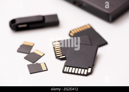 Plusieurs périphériques de stockage, cartes mémoire sur fond blanc Banque D'Images