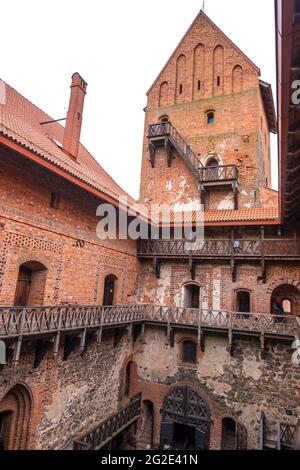 Trakai, Lituanie - 16 février 2020 : cour du château de l'île de Trakai reconstruite construite en pierre et en briques. Le château de Trakai est l'un des plus popula Banque D'Images