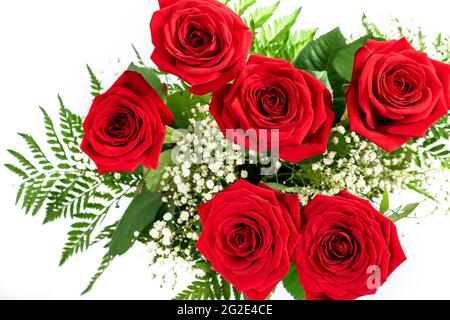 Bouquet de roses rouges sur le blanc, isolé, gros plan. Bouquet de roses rouges pour carte de vœux pour la fête des mères, la fête des femmes ou la Saint-Valentin. Banque D'Images