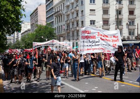 Les manifestants lors de la grève générale à Athènes contre le projet de loi travailliste du gouvernement conservateur. Banque D'Images