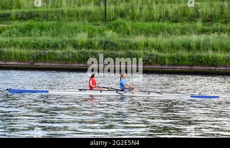 Cracovie, Pologne. 10 juin 2021. Double kayak vu pendant l'entraînement.les tondeuses et les canoéistes s'entraînent sur la Vistule à Cracovie tandis que les concurrents utilisent les journées chaudes pour s'entraîner en eau libre. Crédit : Alex Bona/SOPA Images/ZUMA Wire/Alay Live News Banque D'Images