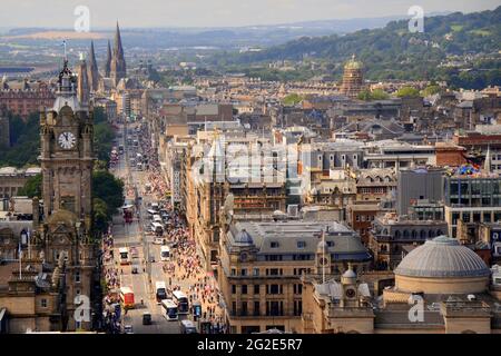 ROYAUME-UNI ; ÉDIMBOURG, ÉCOSSE ; VUE SUR PRINCES STREET DEPUIS LE MONUMENT NELSON DE CALTON HILL Banque D'Images