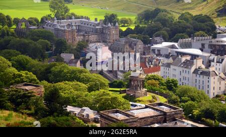 ROYAUME-UNI ; EDIMBOURG, ÉCOSSE ; MONUMENT ROBERT BURNS ET PALAIS DE HOLYROODHOUSE ; VUE DEPUIS CALTON HILL Banque D'Images