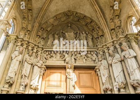LAUSANNE, SUISSE - 10 OCTOBRE 2020 : Cathédrale notre Dame de Lausanne intérieur, une église située dans la ville de Lausanne dans le canton de Vaud Banque D'Images