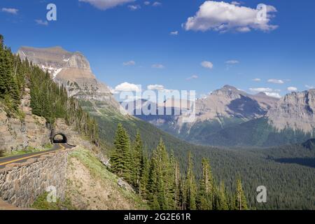 Aller à la route du soleil passe par le tunnel avec aller à la montagne du soleil en arrière-plan au parc national de Glacier, Montana. Banque D'Images