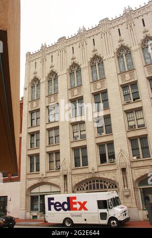 Charleston, Virginie de l'Ouest, États-Unis. Vue extérieure du Grand Masonic Lodge (b. 1893). FedEx Truck dans la rue. Banque D'Images