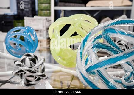 Rouleaux en plastique couchés sur une surface en verre, contemporains Banque D'Images