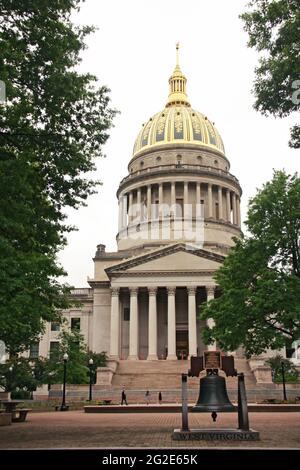 Charleston, Virginie de l'Ouest, États-Unis. Le capitole de l'État de Virginie-Occidentale, avec une reproduction de la cloche de la liberté, symbole de l'indépendance, exposée sur le terrain. Banque D'Images