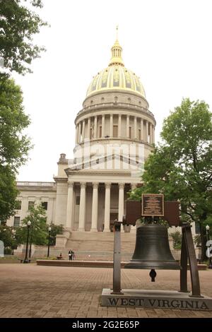 Charleston, Virginie de l'Ouest, États-Unis. Le capitole de l'État de Virginie-Occidentale, avec une reproduction de la cloche de la liberté, symbole de l'indépendance, exposée sur le terrain. Banque D'Images